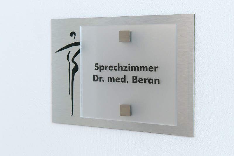 Das Namensschild von Dr. med. Beran vor seinem Sprechzimmer.